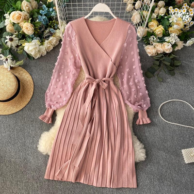 Modern női ruha övvel és spitz nyakkivágással, több színben