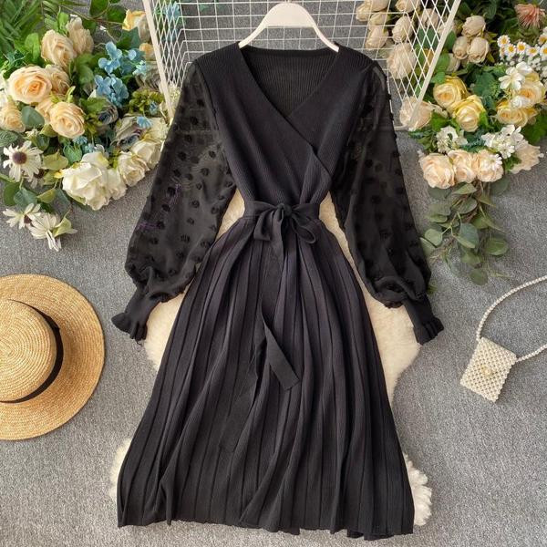 Modern női ruha övvel és spitz nyakkivágással, több színben