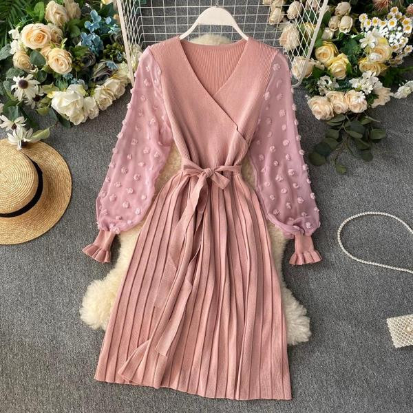 Modern női ruha övvel és spitz nyakkivágással, több színben