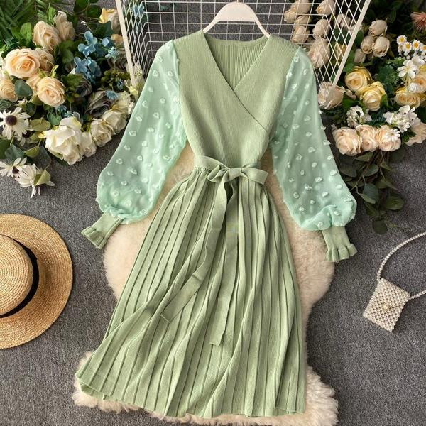 Modern női ruha övvel és spitz nyakkivágással, több színben