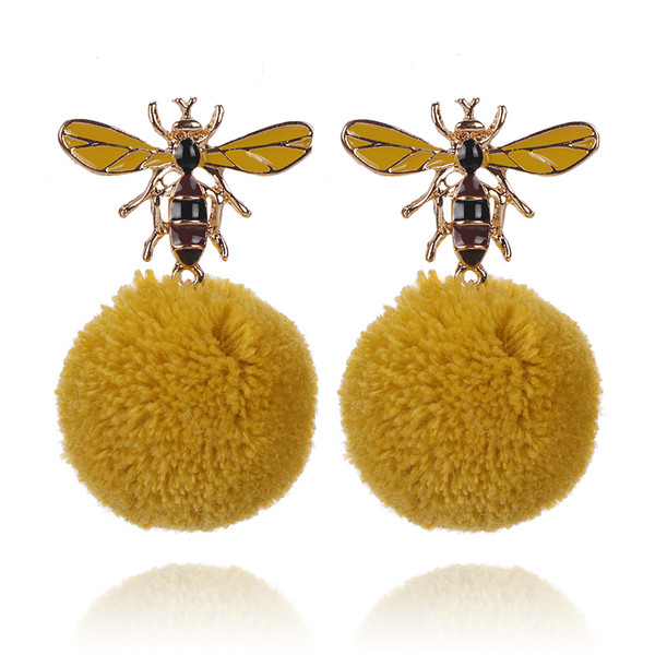 Σκουλαρίκια γυναικεία μοντέλο με τρισδιάστατο στοιχείο σε κίτρινο χρώμα