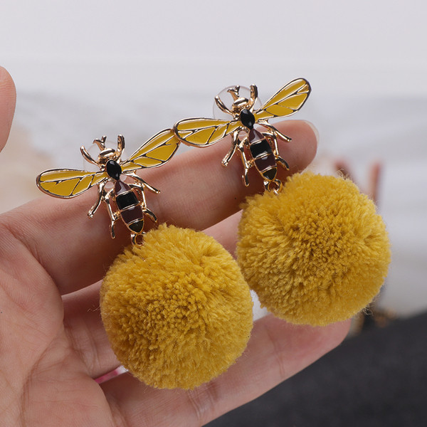 Σκουλαρίκια γυναικεία μοντέλο με τρισδιάστατο στοιχείο σε κίτρινο χρώμα