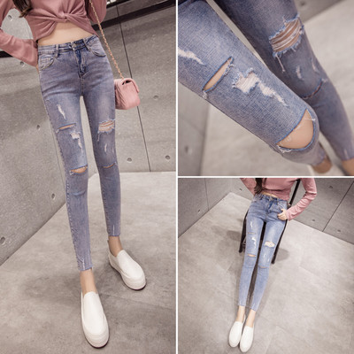 Дамски дънки в син цвят Slim модел със скъсани мотиви