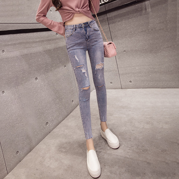 Női farmer kék színben Slim modell, szakadt motívumokkal