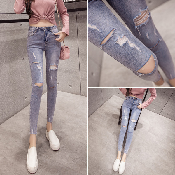 Női farmer kék színben Slim modell, szakadt motívumokkal