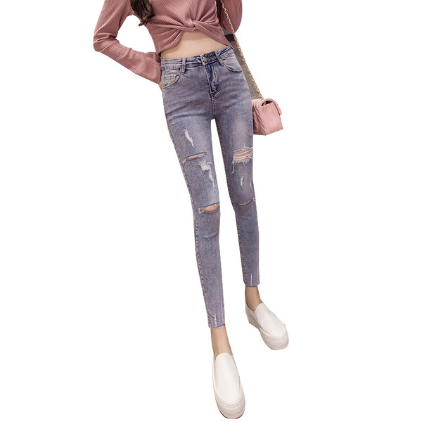 Női farmer kék színben Slim modell, szakadt motívumokkal