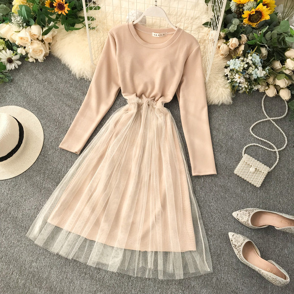 Modern női ruha szabású modell tüllel több színben