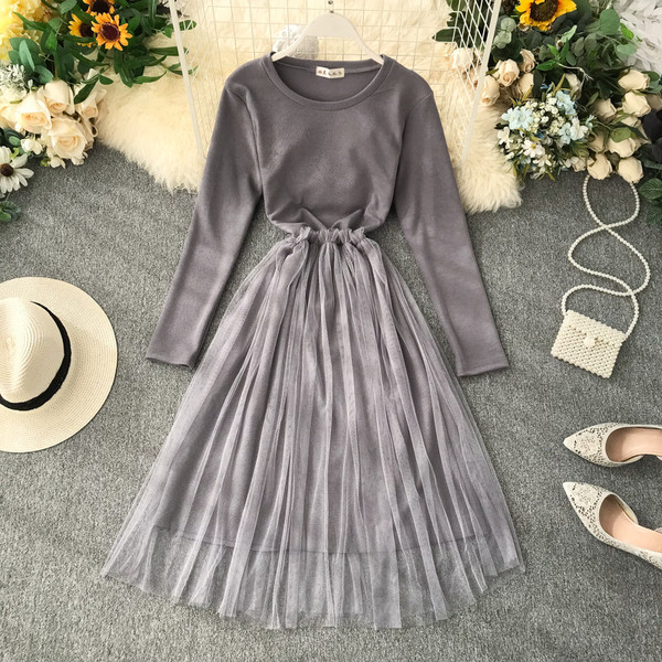 Modern női ruha szabású modell tüllel több színben