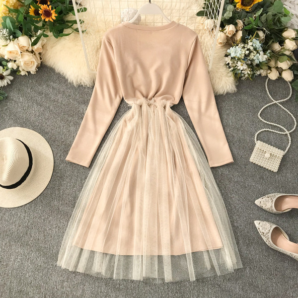 Modern női ruha szabású modell tüllel több színben