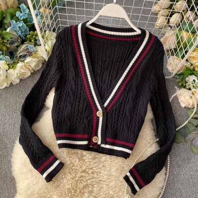 Női kardigán fehér és fekete gombokkal