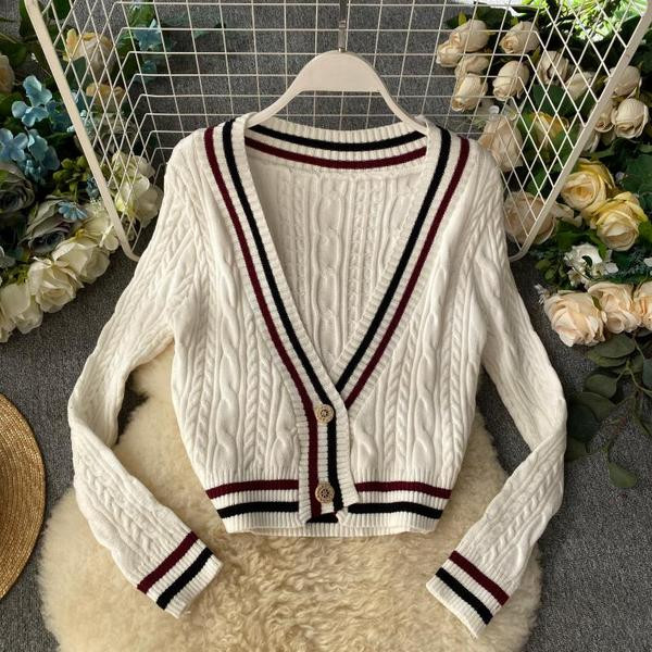 Női kardigán fehér és fekete gombokkal