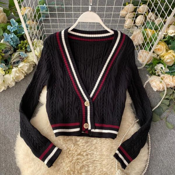 Női kardigán fehér és fekete gombokkal