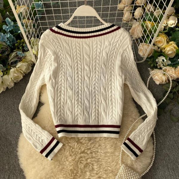 Női kardigán fehér és fekete gombokkal