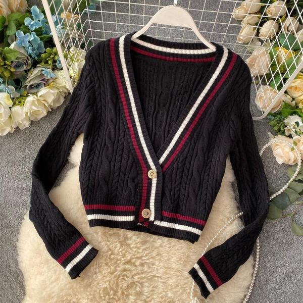 Női kardigán fehér és fekete gombokkal