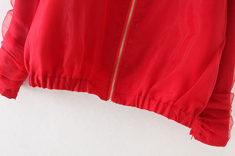 Modern rövid kabát piros cipzárral és tüllrel