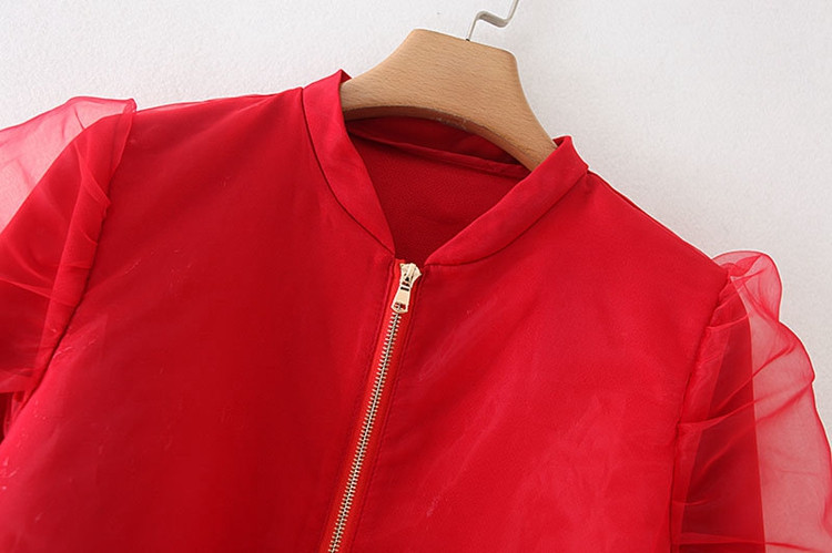 Modern rövid kabát piros cipzárral és tüllrel