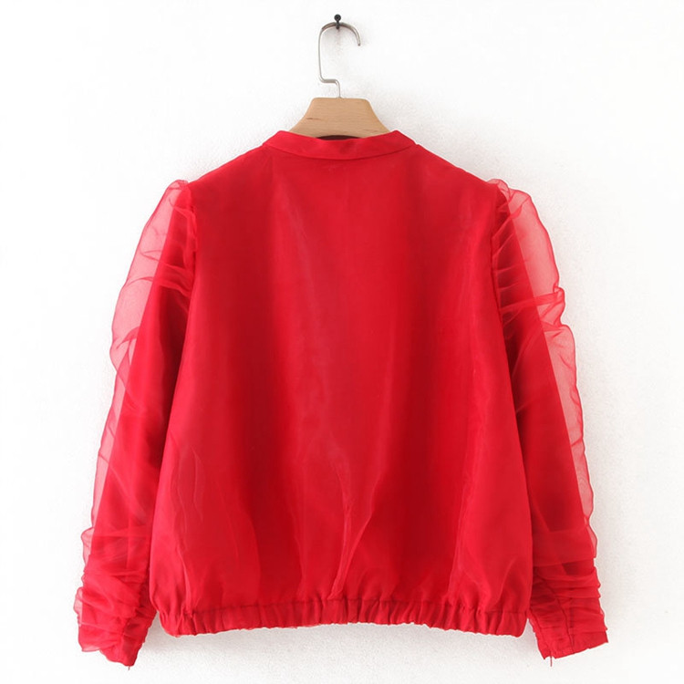 Modern rövid kabát piros cipzárral és tüllrel