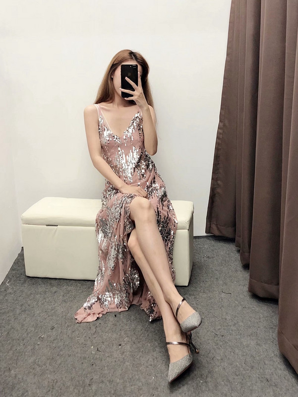 Elegáns női ruha vékony pántokkal és flitterekkel ezüst színben