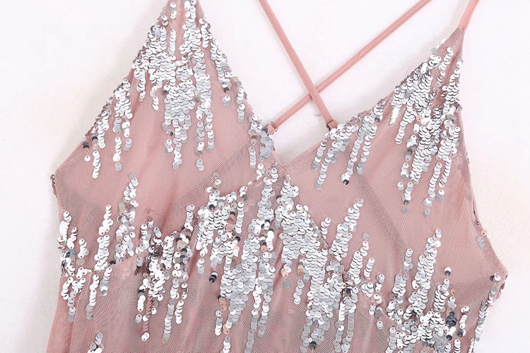 Elegáns női ruha vékony pántokkal és flitterekkel ezüst színben