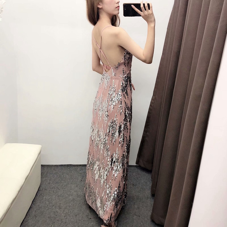 Elegáns női ruha vékony pántokkal és flitterekkel ezüst színben