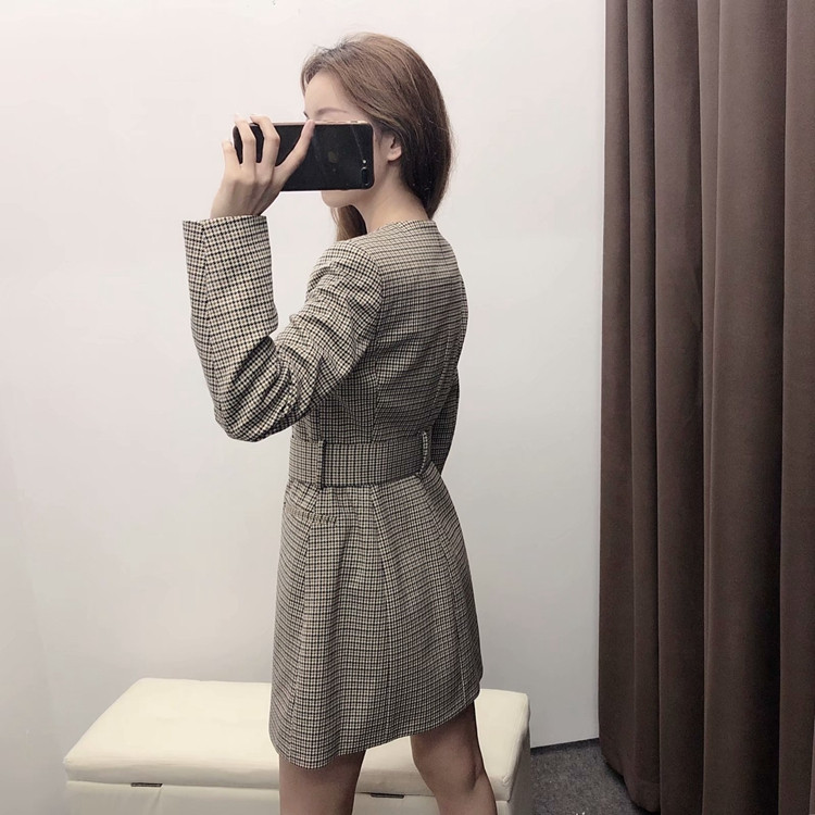 Hosszú kockás vékony kabát övvel - passzolt modell