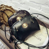 Modern női táska fém elemmel, fekete, piros, zöld és barna színekben