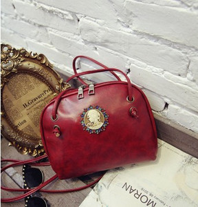 Modern női táska fém elemmel, fekete, piros, zöld és barna színekben