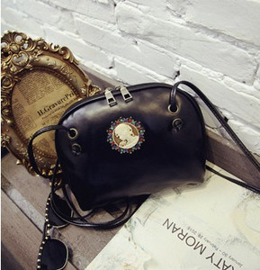 Modern női táska fém elemmel, fekete, piros, zöld és barna színekben