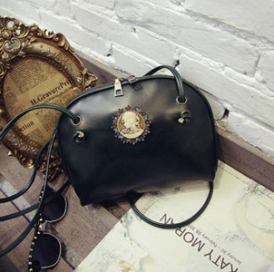 Modern női táska fém elemmel, fekete, piros, zöld és barna színekben