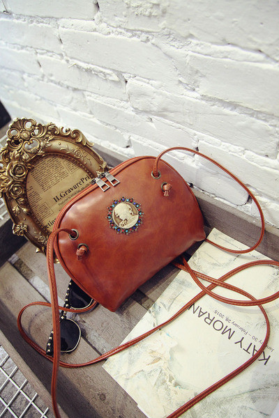 Modern női táska fém elemmel, fekete, piros, zöld és barna színekben