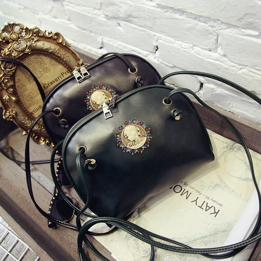 Modern női táska fém elemmel, fekete, piros, zöld és barna színekben