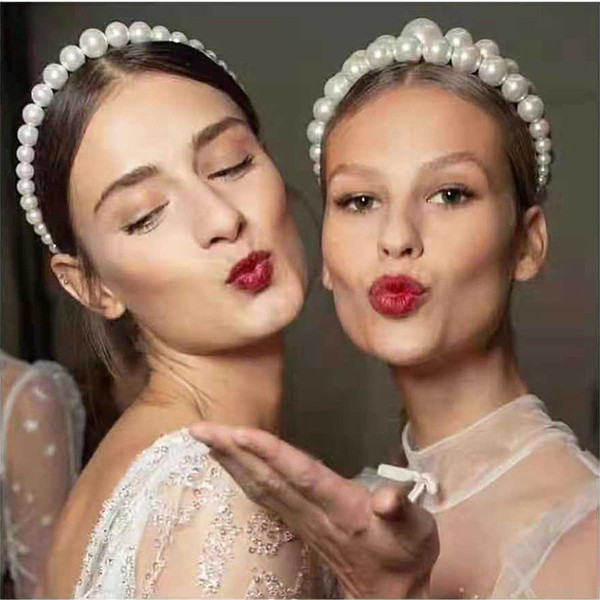 Σύγχρονη γυναικεία τιάρα  με πέρλες σε λευκό και χρυσό χρώμα