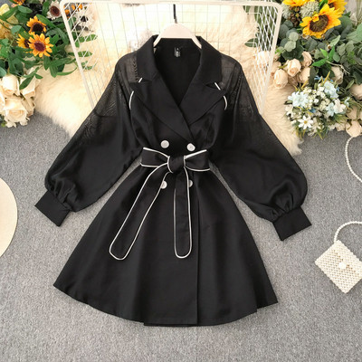 Modern női ruha fekete-fehér övvel és gombokkal