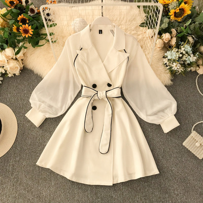 Modern női ruha fekete-fehér övvel és gombokkal