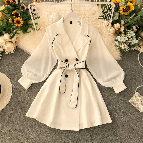 Modern női ruha fekete-fehér övvel és gombokkal