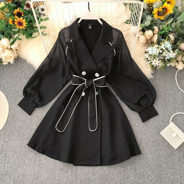 Modern női ruha fekete-fehér övvel és gombokkal