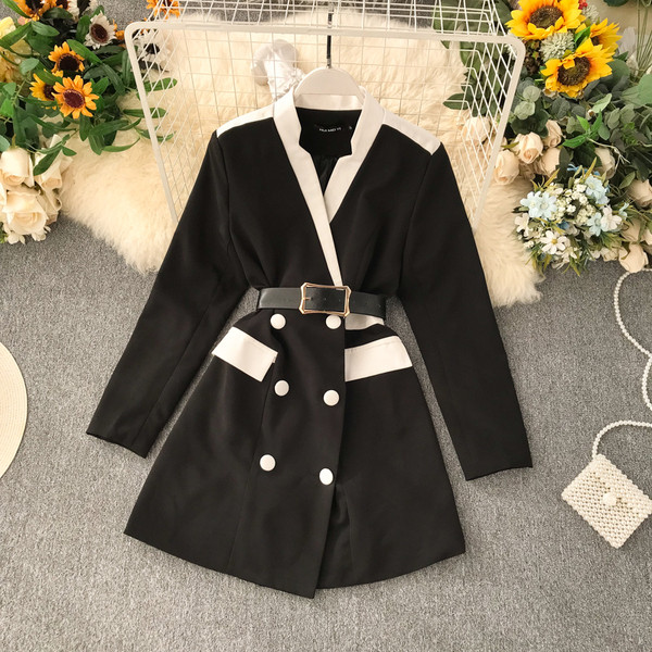 Stílusos női ruha fekete övvel