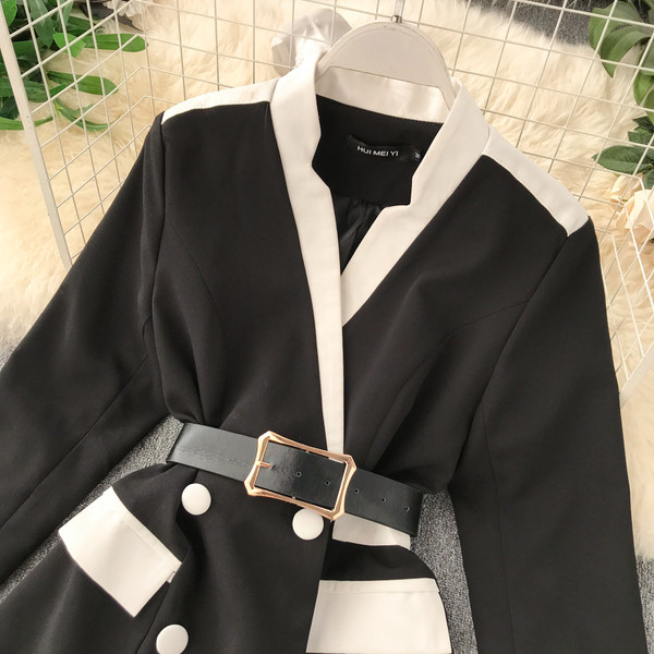 Stílusos női ruha fekete övvel