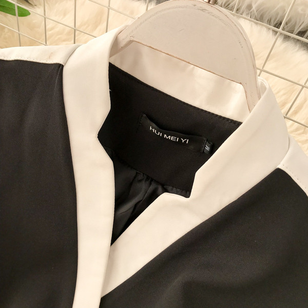 Stílusos női ruha fekete övvel