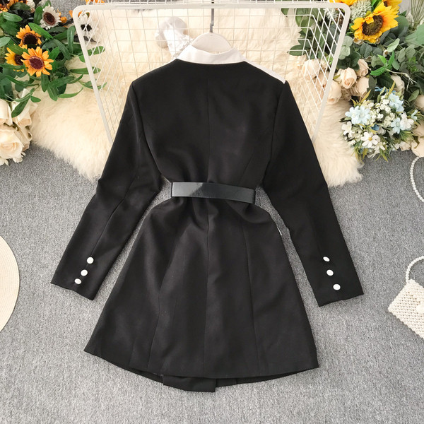 Stílusos női ruha fekete övvel