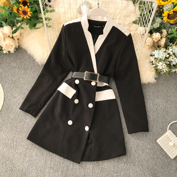 Stílusos női ruha fekete övvel