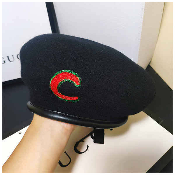 Modern női sapka fekete hímzéssel