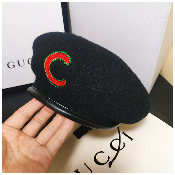 Modern női sapka fekete hímzéssel