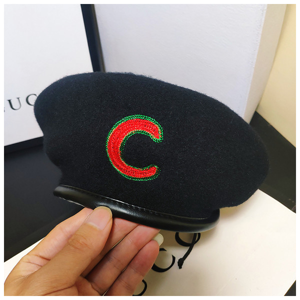 Modern női sapka fekete hímzéssel