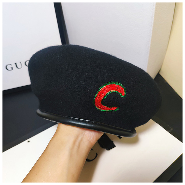 Modern női sapka fekete hímzéssel