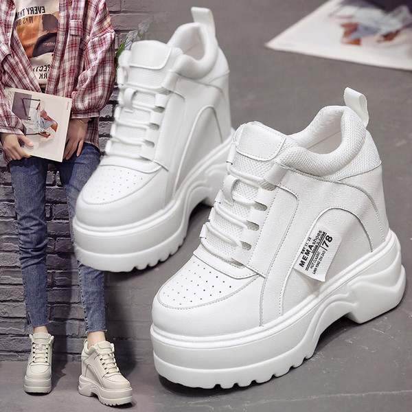 Öko bőrből készült női sportcipő magas talppal, fehér és bézs színben