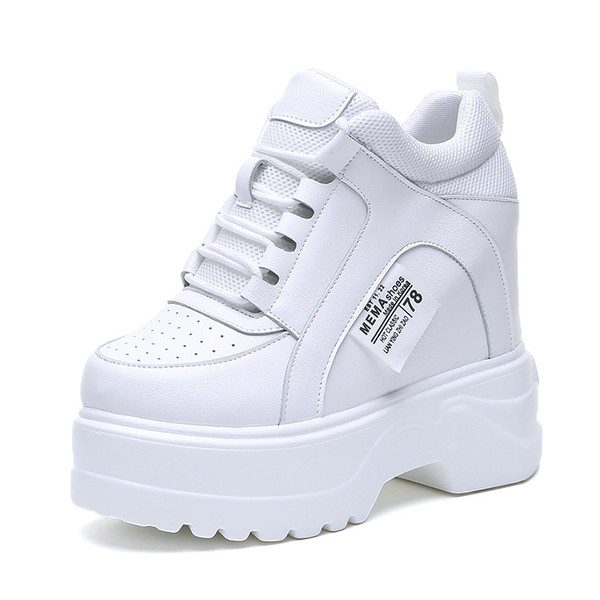 Öko bőrből készült női sportcipő magas talppal, fehér és bézs színben