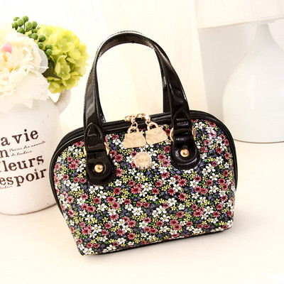 Kis női táska különböző mintákkal és fém elemekkel