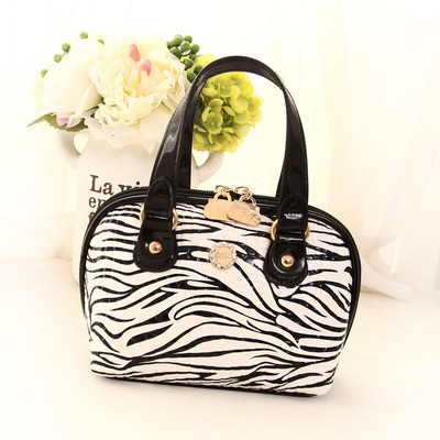 Kis női táska különböző mintákkal és fém elemekkel