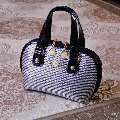 Kis női táska különböző mintákkal és fém elemekkel